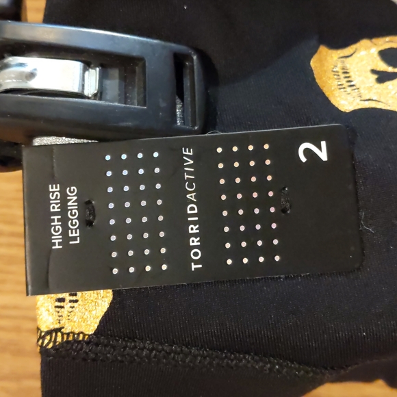 Torrid, black high-rise silver/gold glitter skull leggings with pockets - Picture 5 of 10